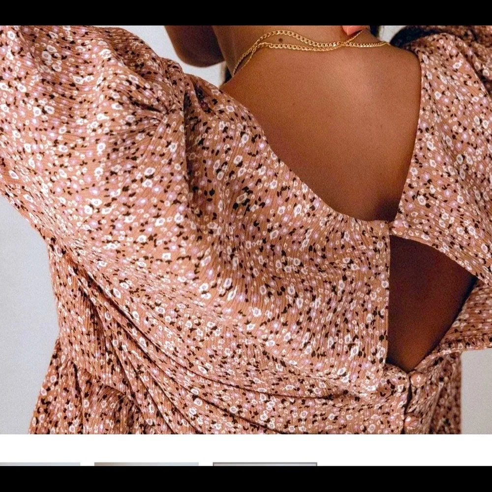 Blush floral top by Aura The Label. Size S but runs a little large. - Picture 2 of 2